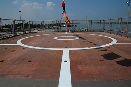 Bãi đáp trực thăng trên tàu DN 2000.