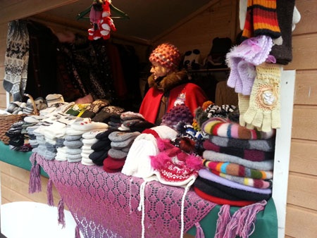 Găng tay, mũ len đan bằng tay được bày bán tại Helsinki (Phần Lan) với người bán hàng lớn tuổi...