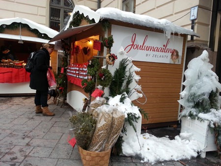 Một góc trưng bày bên ngoài gian hàng, tuyết tự nhiên phủ trên góc hàng