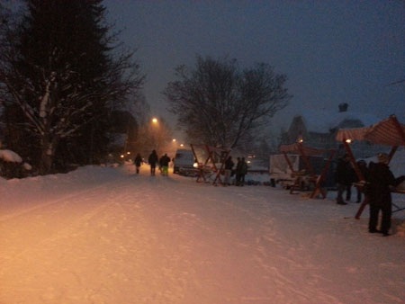 Các em nhỏ với đủ màu da chuẩn bị đến phần biểu diễn