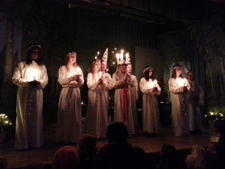 Các em nhỏ với đủ màu da chuẩn bị đến phần biểu diễn