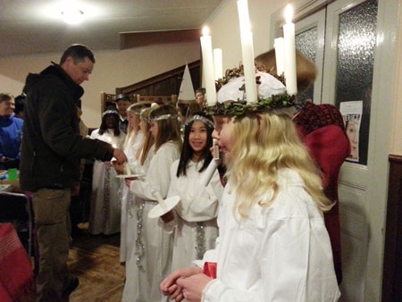 Các em nhỏ với đủ màu da chuẩn bị đến phần biểu diễn