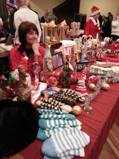 Bước vào bên trong ngôi nhà có chợ giáng sinh, một không gian khá hẹp, nhưng rất ấm áp