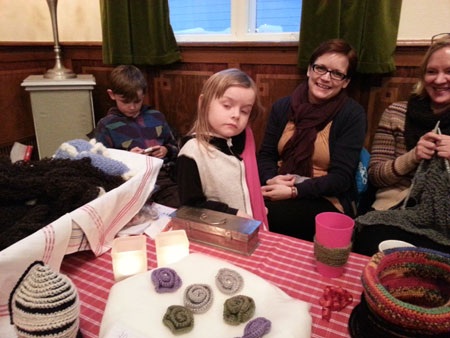 Những món đồ nhỏ như thế này thu hút người đến chợ giáng sinh ở Järvsöbaden (Thụy Điển)