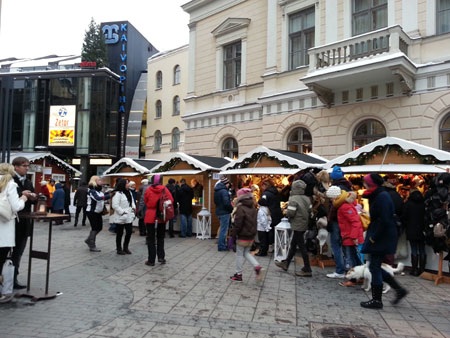 Những gian hàng chợ giáng sinh xếp sít nhau ngay bên ngoài trung tâm mua sắm ở Helsinki (Phần Lan)