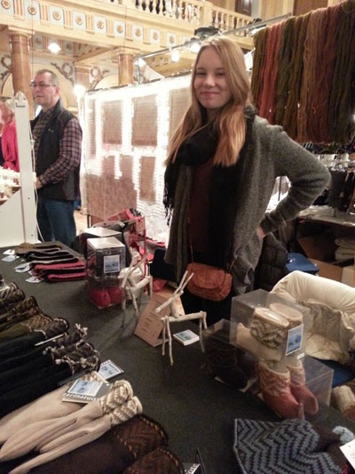 ...hoặc cô bán hàng trẻ tuổi hơn. Nhưng đó đều là những món đồ không thiếu ở chợ giáng sinh