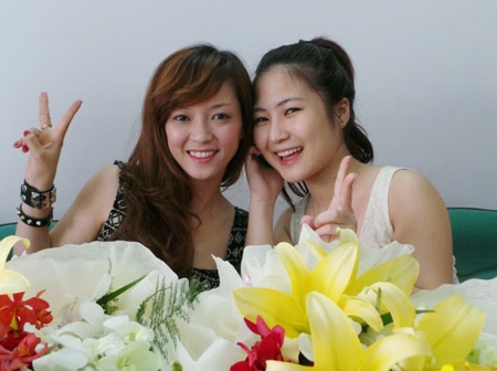 Quán quân Giọng hát Việt bất ngờ khi biết Đinh Hương là chị họ - 4 Hai cô gái trẻ bày tỏ niềm vui khi được chia sẻ cùng độc giả