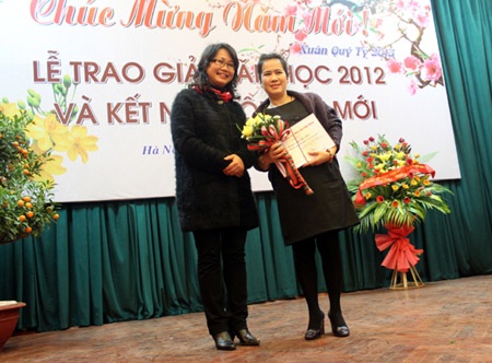 Nhà văn Y Ban không đến nhận Giải thưởng Hội Nhà văn - 1 Nhà văn Nguyễn Thị Thu Huệ nhận giải thưởng văn học 2012 cho tập truyện ngắn Thành phố đi vắng