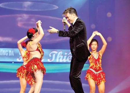 Quản lý nghệ sĩ phản cảm: “Quất” như thế nào? - 2 Đàm Vĩnh Hưng xuất hiện cùng các vũ công nhí có những động tác gợi cảm không phù hợp với lứa tuổi.
