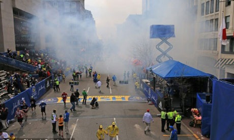 Hai quả bom phát nổ liên tiếp trong chiều 15/4 khi cuộc thi marathon đang diễn ra tại Boston, Mỹ .