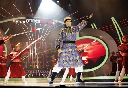 Kyo thể hiện ca khúc Hòn vọng phu