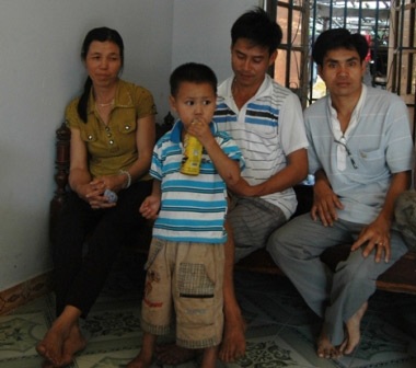 Cuộc sống địa ngục của cô gái trẻ “lấy thân trả nghĩa ân nhân“ - 1 Sau ngày con gái bị chồng tra tấn, người nhà ngày đêm túc trực bảo vệ chị Bông