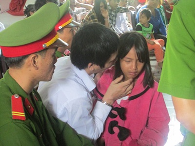 Giây phút đoàn tụ ngắn ngủi của cha con bị cáo Lê Thanh Tuấn tại phiên tòa