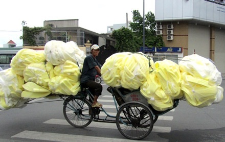 Những màn “làm xiếc” trên đường phố - 1 Bao nhiêu cũng chở!
