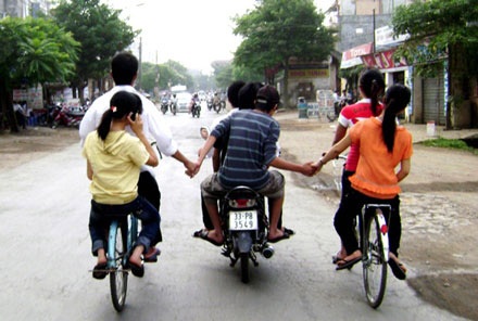 Những màn “làm xiếc” trên đường phố - 3 Nắm tay nhau trên đường tung tăng vui ca ngày tháng