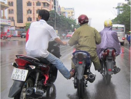 Những màn “làm xiếc” trên đường phố - 4 3 bạn cùng tiến!