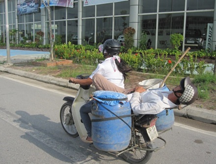 Những màn “làm xiếc” trên đường phố - 5 Tranh thủ làm giấc đã!