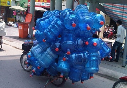 Những màn “làm xiếc” trên đường phố - 6 Ma trận bình nước
