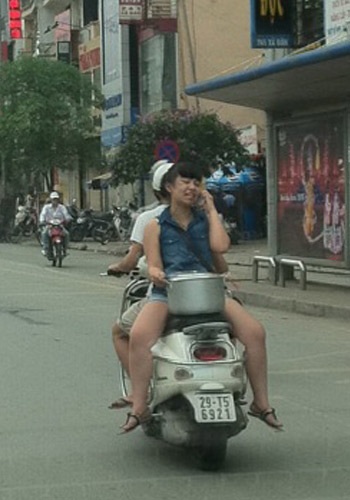 Những màn “làm xiếc” trên đường phố - 7 Duyên dáng khi nói chuyện điện thoại