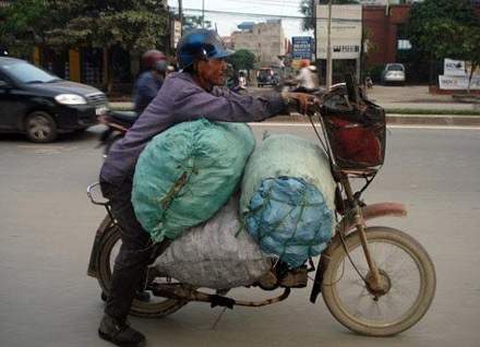Những màn “làm xiếc” trên đường phố - 10 50 năm vẫn chạy tốt!