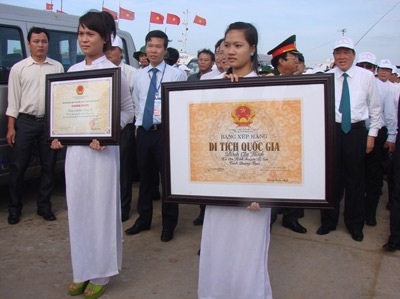 Trao bằng công nhận di sản phi vật thể Lễ khao lề thế lính Hoàng Sa - 2 Hai bằng di sản và di tích vừa đưa từ tàu cao tốc xuống đảo Lý Sơn