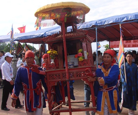 Trao bằng công nhận di sản phi vật thể Lễ khao lề thế lính Hoàng Sa - 3 Kiệu rước đưa bằng di sản vào cổng chính của Đình làng An Vĩnh