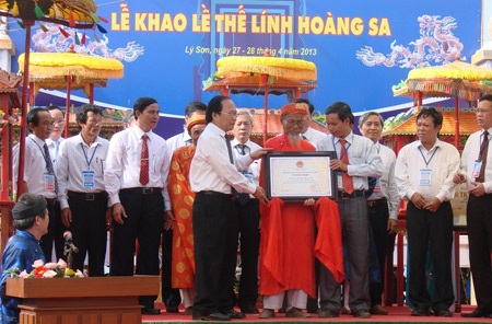 Trao bằng công nhận di sản phi vật thể Lễ khao lề thế lính Hoàng Sa - 1 Trao bằng công nhận di sản phi vật thể Lễ khao lề thế lính Hoàng Sa