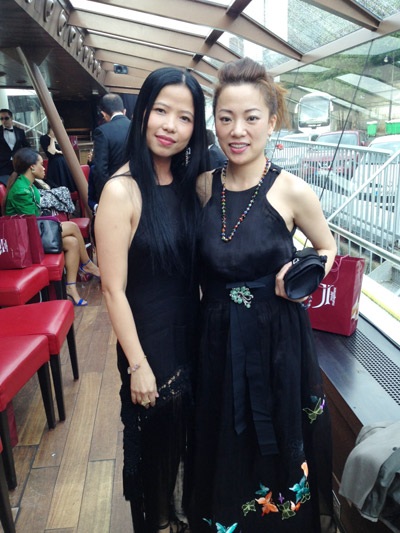 Hà Linh Thư: “Copy mẫu chỉ có sự tự trọng của NTK mới quyết định...” - 2 NTK Hà Linh Thư (bên trái) chụp ảnh sau buổi trình diễn bộ sưu tập của mình tại Pháp