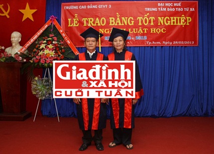 Chuyện khó tin về đôi vợ chồng già tuổi thất thập cùng tốt nghiệp ĐH - 1 Cặp đôi U70 trong lễ nhận bằng tốt nghiệp ngành Luật - Đại học Huế
