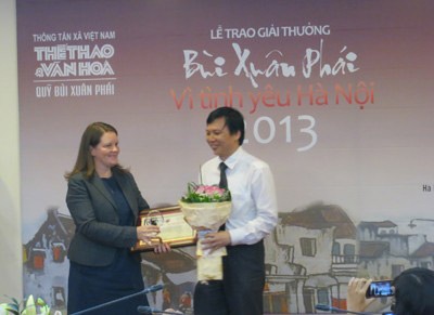 Lễ trao Giải thưởng Bùi Xuân Phái 2013 - 3 Nghệ sỹ Quang Phùng nhận Giải thưởng Lớn - Vì tình yêu Hà Nội. Ảnh: VGP/Mai Hồng