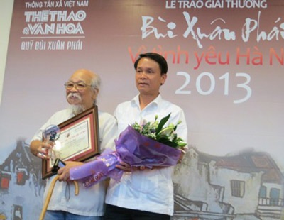 Lễ trao Giải thưởng Bùi Xuân Phái 2013 - 2 Nghệ sỹ Quang Phùng nhận Giải thưởng Lớn - Vì tình yêu Hà Nội. Ảnh: VGP/Mai Hồng
