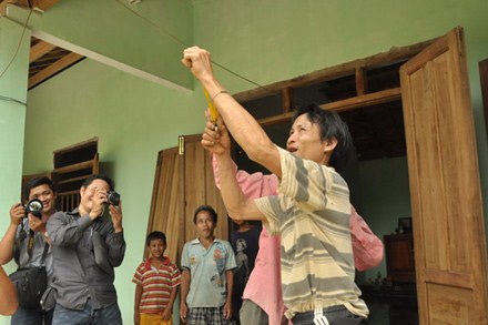 Lý do ông Lâm đốt nhà của “người rừng” - 1 Ông Lâm cũng cho biết là do mình bị vu oan nên quá tức giận và phản ứng như vậy.