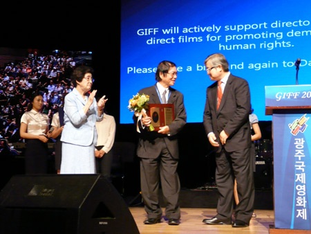 Đạo diễn Đặng Nhật Minh được vinh danh tại Liên hoan phim Quốc tế Gwangju. (Ảnh: Đặng Quốc Bình)