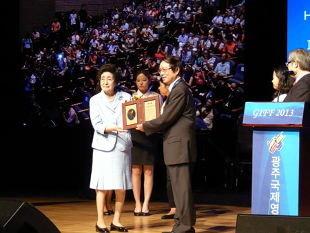 Đạo diễn Đặng Nhật Minh được vinh danh tại Liên hoan phim Quốc tế Gwangju. (Ảnh: Đặng Quốc Bình)