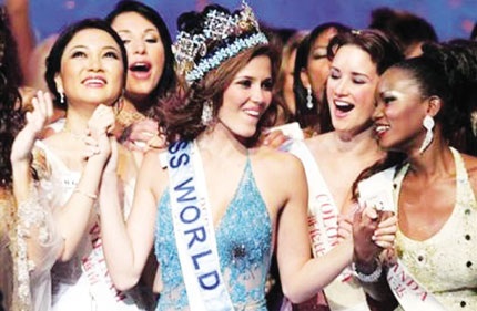 Lần đầu tiết lộ bản cam kết của hoa hậu Nguyễn Thị Huyền - 1 Hoa hậu Nguyễn Thị Huyền (ngoài cùng, trái) tại cuộc thi Hoa hậu Thế giới năm 2004