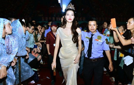 Sự kiện “trai đẹp” Omar: Hoa hậu Thùy Dung và ban tổ chức tố nhau - 1 Cô được bảo vệ che dù khi di chuyển ra sân khấu. Ảnh: BTC