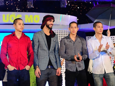 Sự kiện “trai đẹp” Omar: Hoa hậu Thùy Dung và ban tổ chức tố nhau - 2 Omar xuất hiện chóng vánh trên sân khấu cùng 3 anh em sinh 3 gốc Việt. Ảnh; Lý Võ Phú Hưng