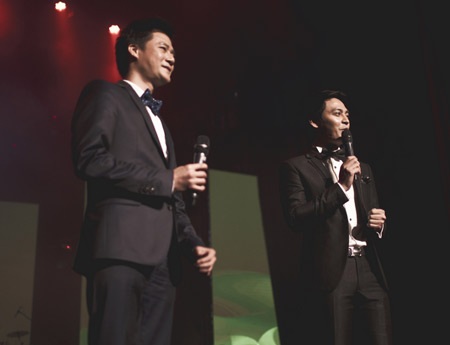 Quang Dũng (trái) và MC Phan Anh trong chương trình