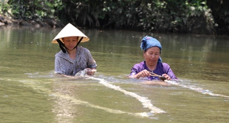 Ơ Đu, Đan Lai - nỗi đau sau 10 năm hạnh ngộ - 7 Không lẽ người Đan Lai cứ săn bắt hái lượm mãi thế này ư