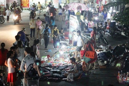 Những điều thú vị tại chợ “chồm hổm” sinh viên dịp cuối năm - 1 Một góc chợ “chồm hổm” sinh viên làng ĐHQG TP.HCM