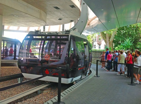 Du khách chuẩn bị lên cáp treo để bắt đầu chuyến du hành khám phá vẻ đẹp Việt