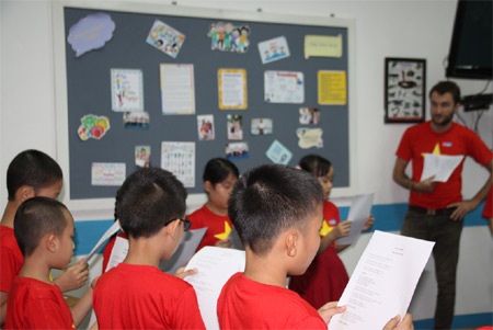 Yêu quê hương theo cách của Thủ lĩnh nhí - 1 Thầy Matt cùng các em nhỏ trong một buổi học