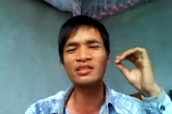 Lệ Rơi: Chàng nông dân xấu trai và thị hiếu nhảm... - 2 Lệ Rơi nổi lên từ những clip ca nhạc khôi hài khi hát sai nhạc, lệch tông và phát âm ngọng.