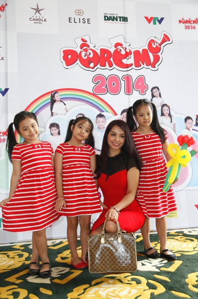 Mẹ con người mẫu Thúy Hạnh