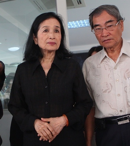 NSND Trà Giang cùng đồng nghiệp và gia đình tiễn đưa tác giả “Hòn đất”