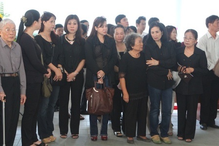 NSND Trà Giang cùng đồng nghiệp và gia đình tiễn đưa tác giả “Hòn đất” - 3 NSND Trà Giang cùng đồng nghiệp và gia đình tiễn đưa tác giả “Hòn đất”