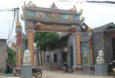 Lào Cai: Tượng sư tử đá Trung Quốc canh cổng Di tích cấp quốc gia - 6 Cặp tượng sư tử đá Trung Quốc đặt ở cổng đền cô Tân An - Di tích lịch sử cấp tỉnh Lào Cai.