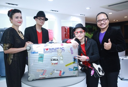 Tự hào cùng chiếc vali nhiều kỷ niệm, cả gia đình nghệ sĩ vui vẻ giới thiệu cùng mọi người