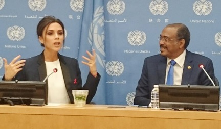 Victoria Beckham và ông Michel Sibide trả lời phỏng vấn báo chí quốc tế. (Ảnh: Tuấn Anh)