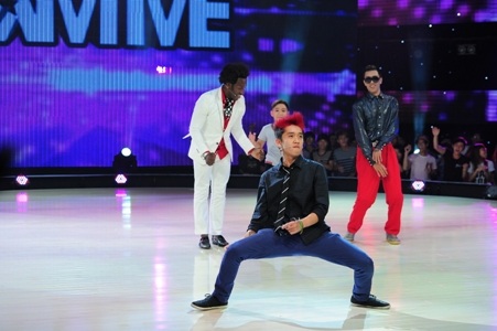 Giám khảo lên sân khấu nhảy cùng Giang Popper